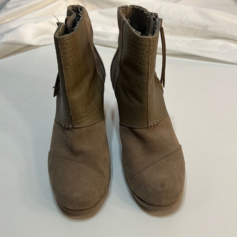 Tom’s women’s suede wedge size 9.5